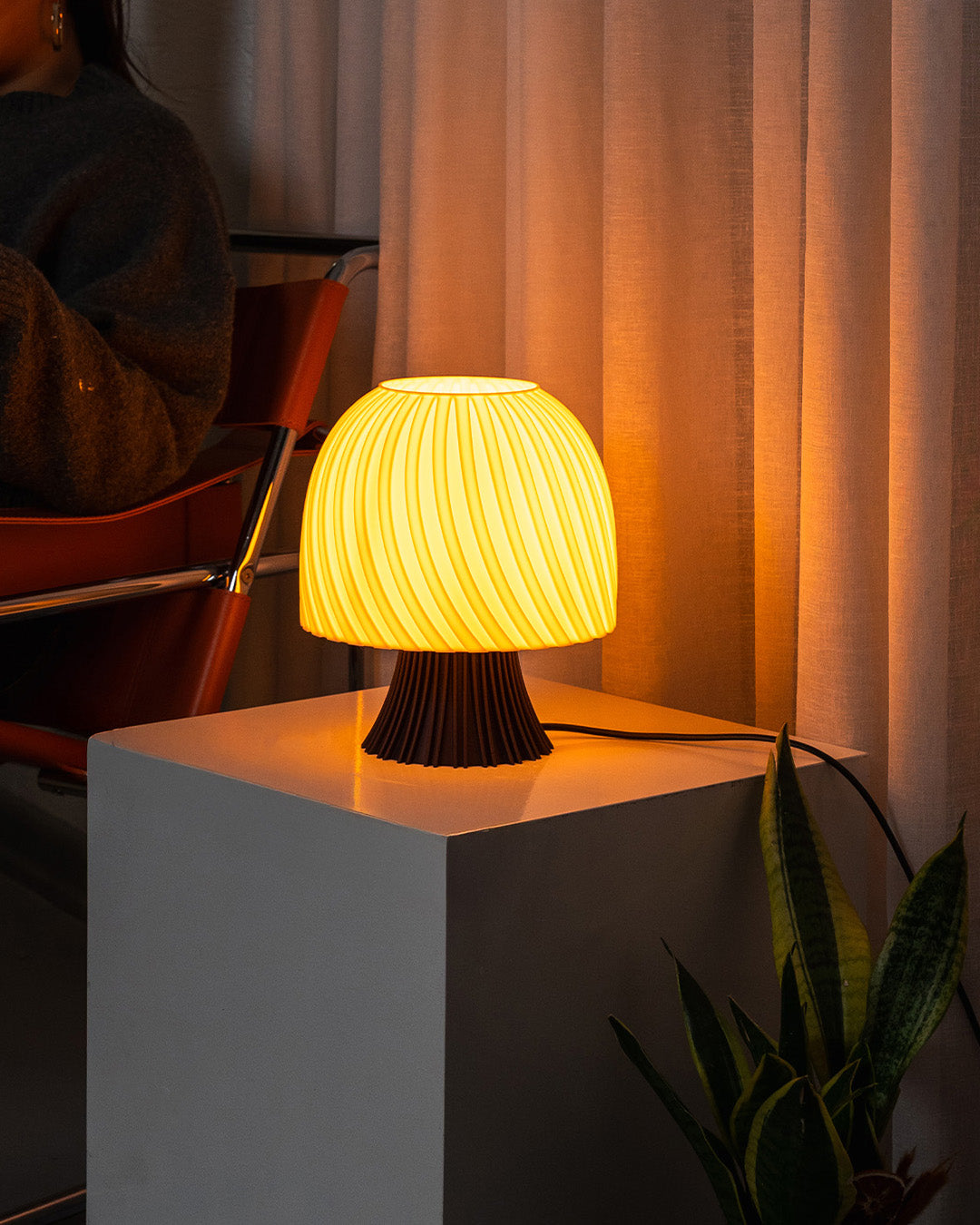 Simi Masa Lambası | Minimal ve Zarif Dekoratif Lamba